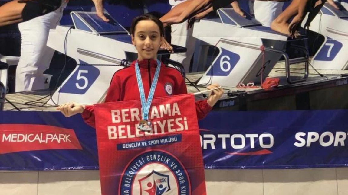 Öğrencimiz Doğa Kutlu Samsun’da düzenlenen 11 yaş  Türkiye Şampiyonasında serbest stil 50metre yarışında  31:98 lik derecesiyle altın madalya kazanmıştır.